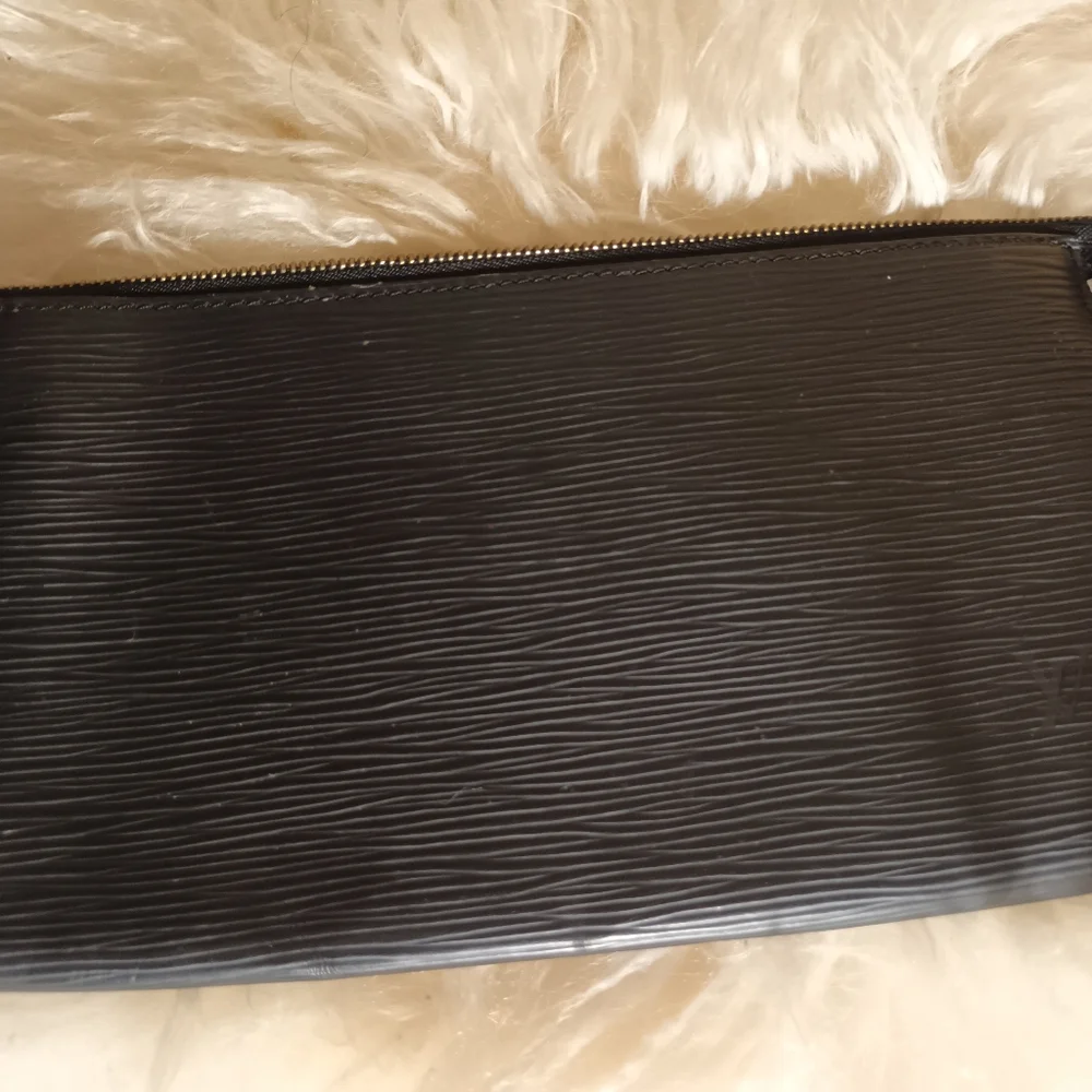 LOUIS VUITTON Epi Leather Pochette Accessoires Black - Picture 4 of 16
